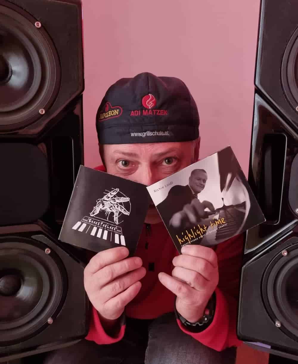 Adi Matzek mit CD Covers