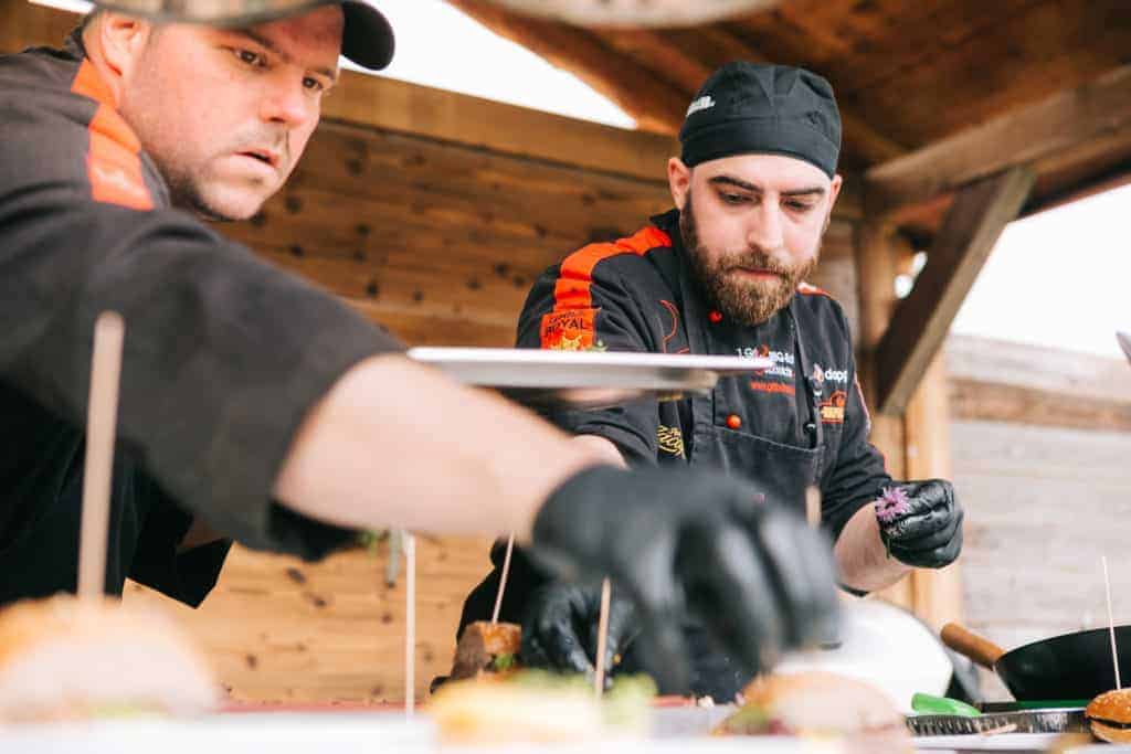 Adi Matzek junior und Hubert Schidlo beim Anrichten