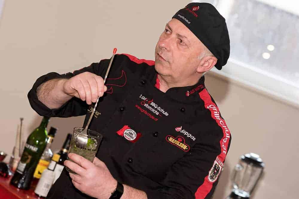 Adi Matzek beim Cocktail mixen