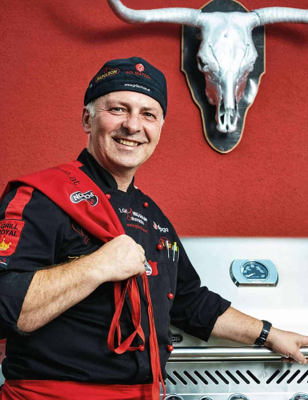 Adi Matzek vor Napoleon Grill mit Stierkopf