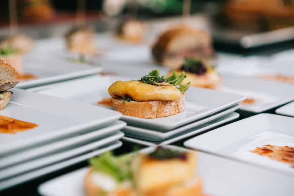 Brötchen mit Käse überbacken auf Tellern