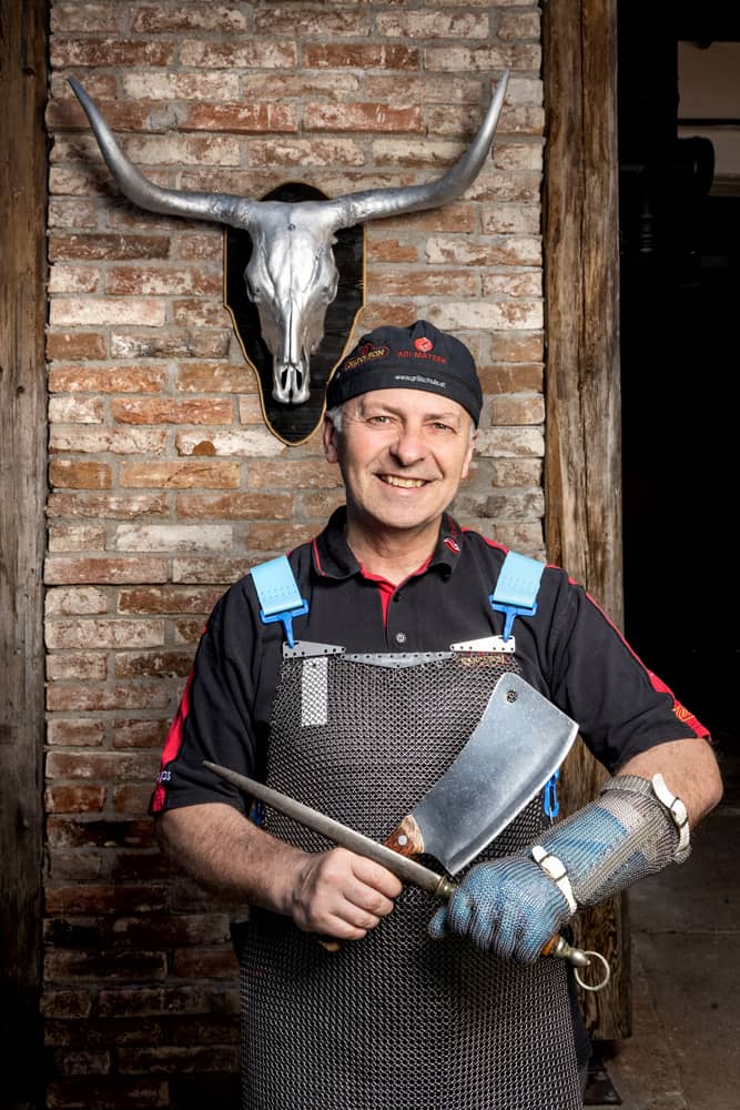 Adi Matzek mit Hackbeil und Kettenschutz