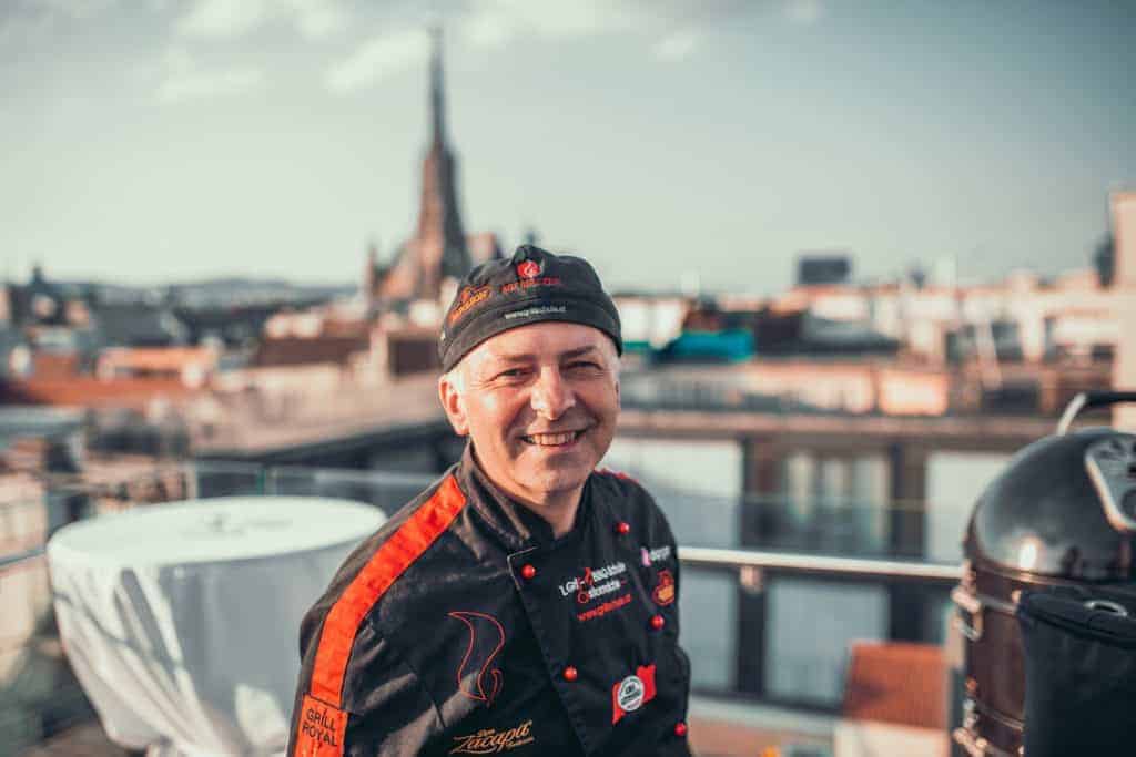 Adi Matzek vor Wiener Skyline