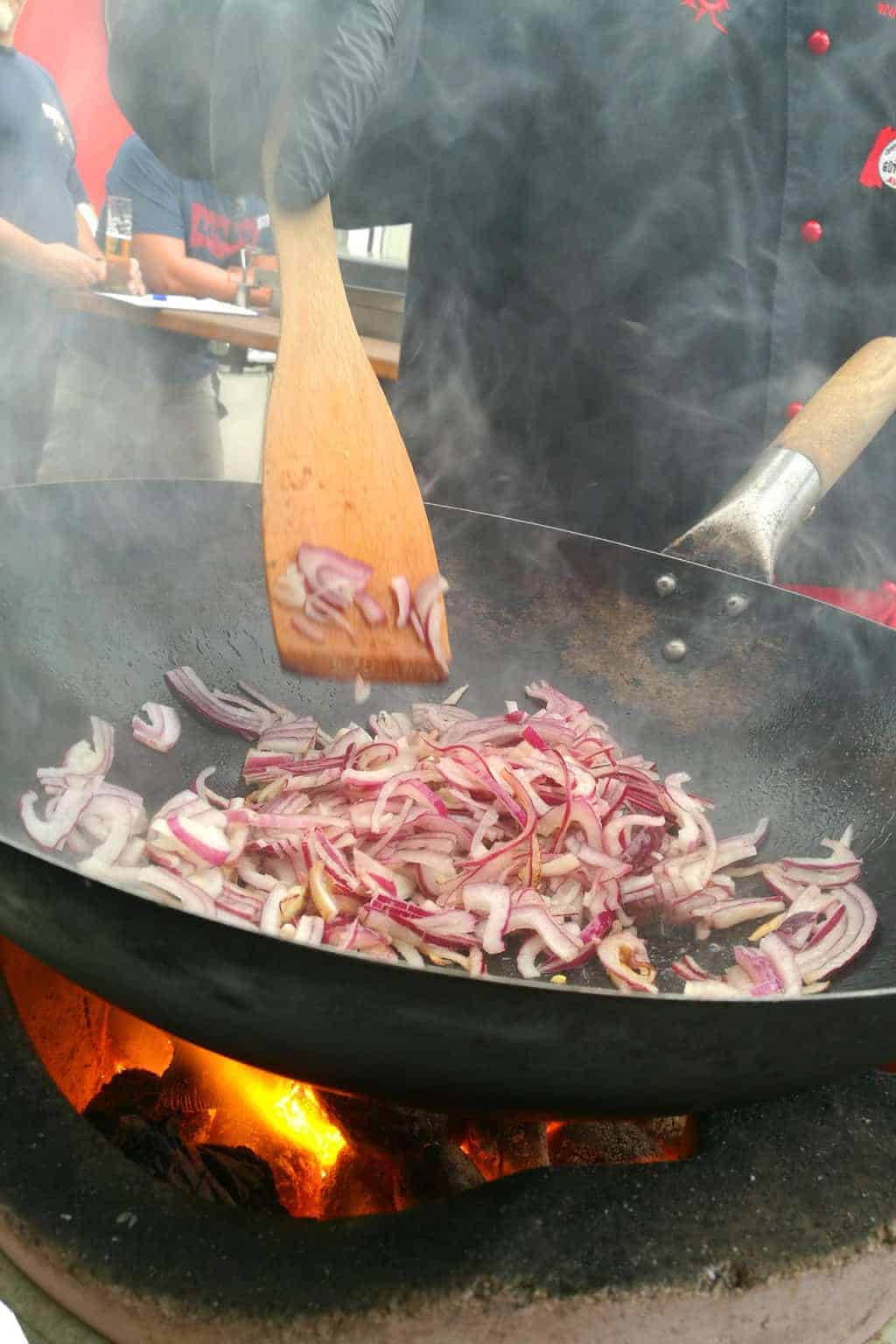 Adi Matzek Zwiebel anrösten What a Wok