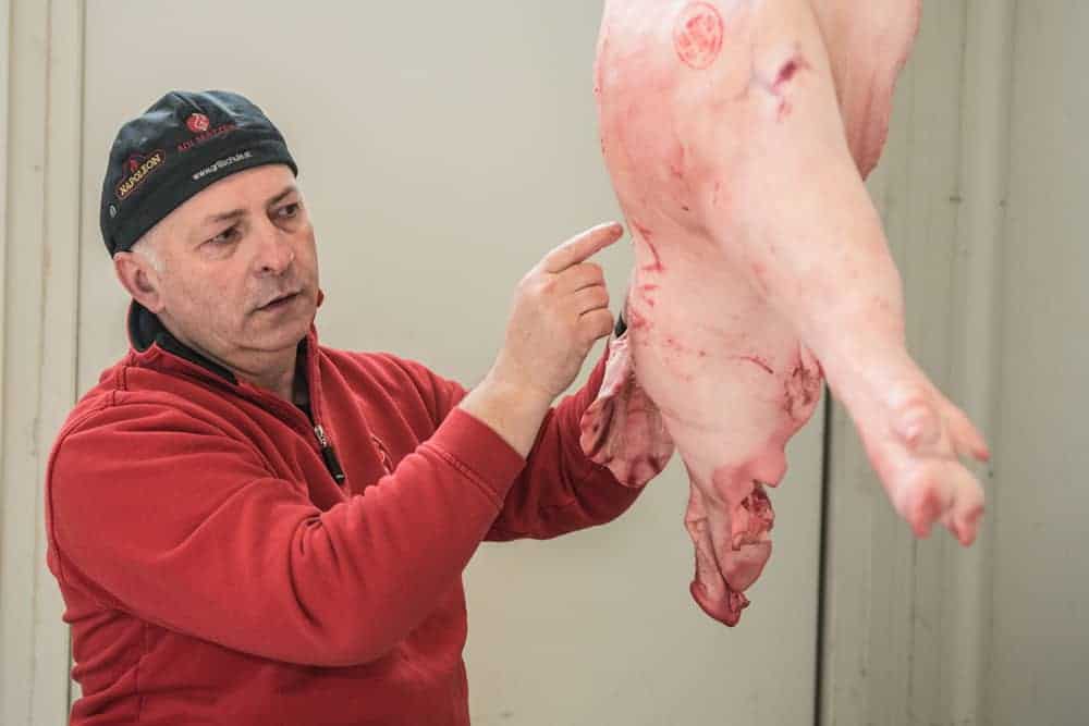 Adi Matzek erklärt Schweinehälfte