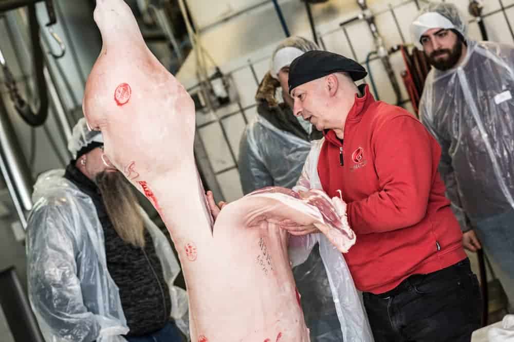 Adi Matzek zerlegt eine Schweinehälfte