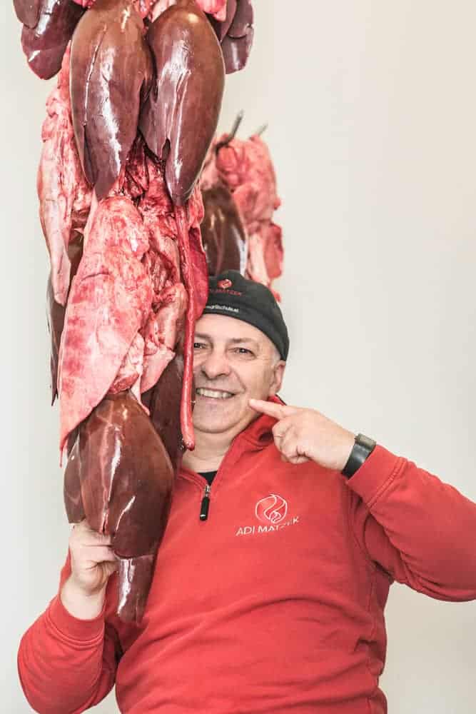 Adi Matzek mit Schweine Innereien