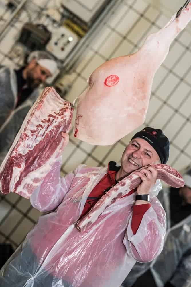 Adi Matzek mit Schweine Schlegel und Bauch