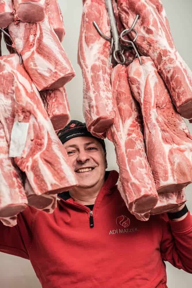 Adi Matzek mit Schweineschopf