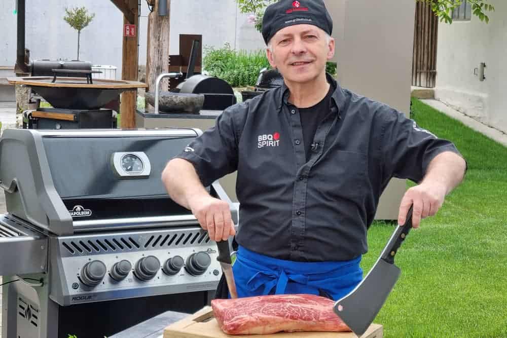 Adi Matzek mit Wagyu Beiried vor Napoleon Grill