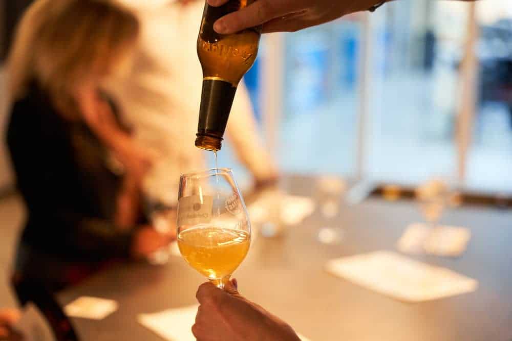 Bier wird in ein Glas eingeschenkt