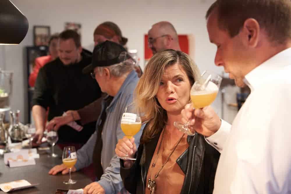 Gäste bei der Bier Verkostung