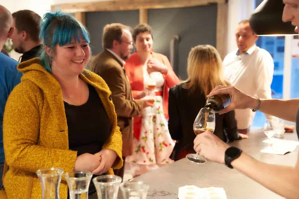 fröhliche Frau bei der Bier Verkostung