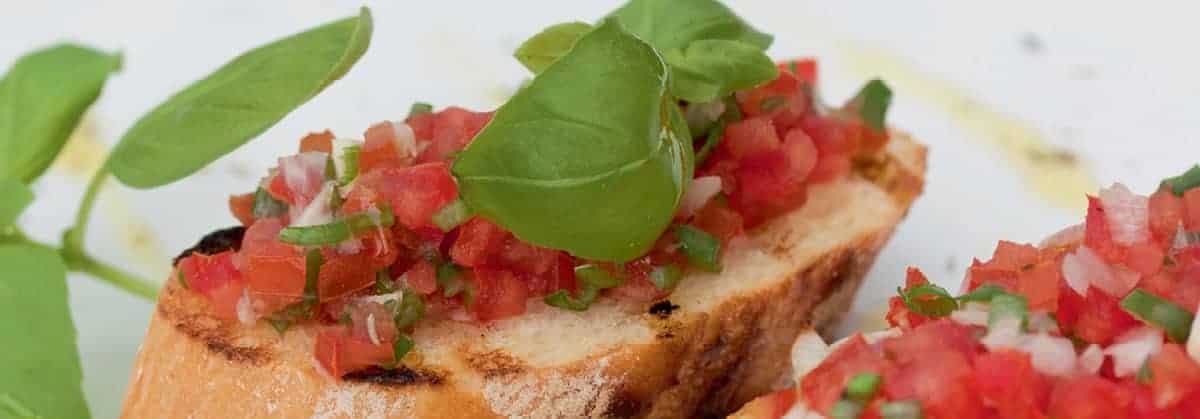 Bruschetta mit Basilikum