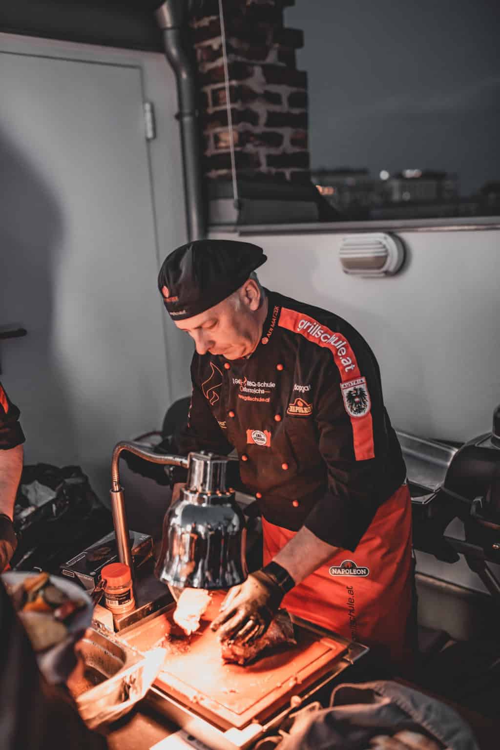 Adi Matzek schneidet Fleisch auf