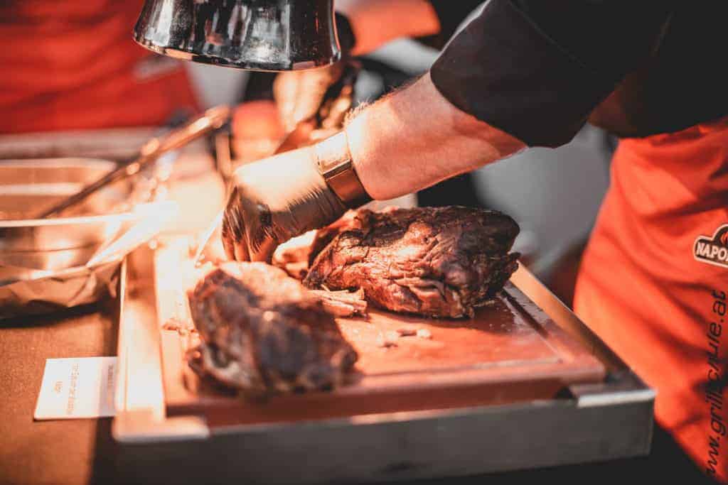 Braten am Brett wird aufgeschnitten