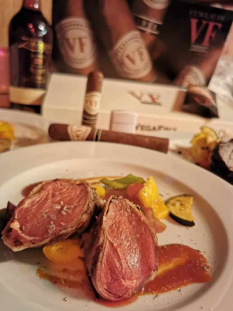perfekt gegarter Schweinslungenbraten auf Gemüse