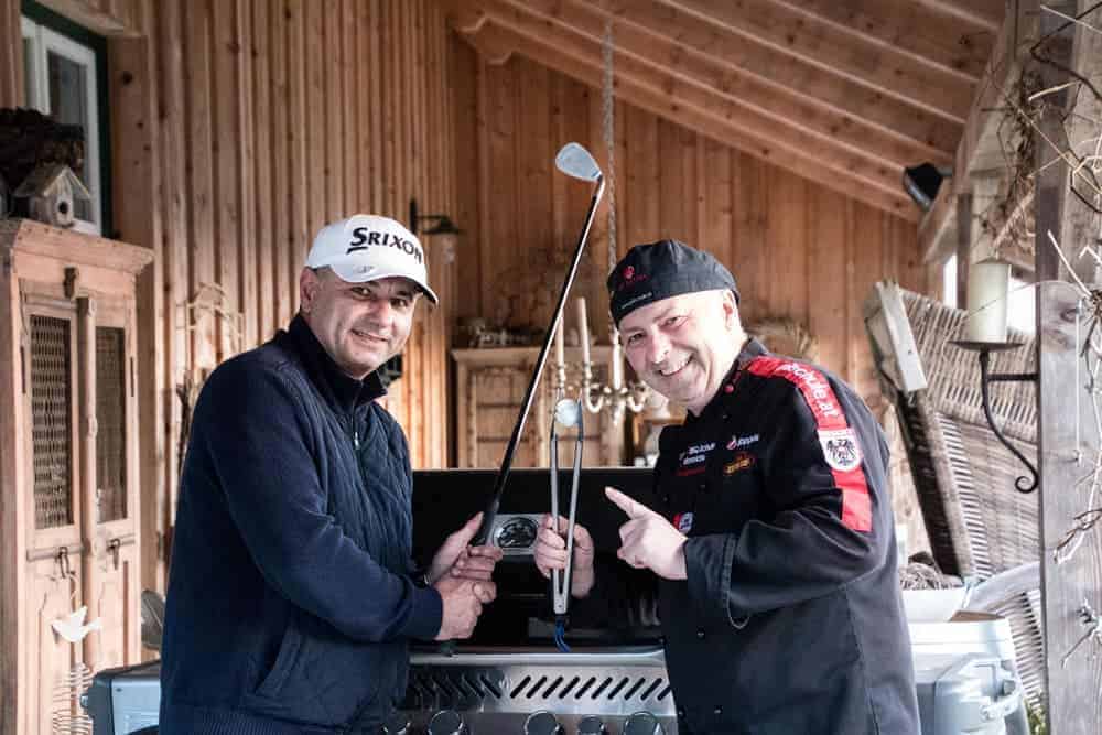 Adi Matzek mit Golfschläfer, Grillzange und Glofball