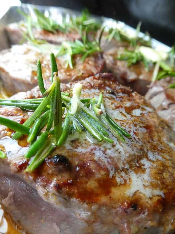 Filetsteak gegrillt mit Rosmarin und Butter