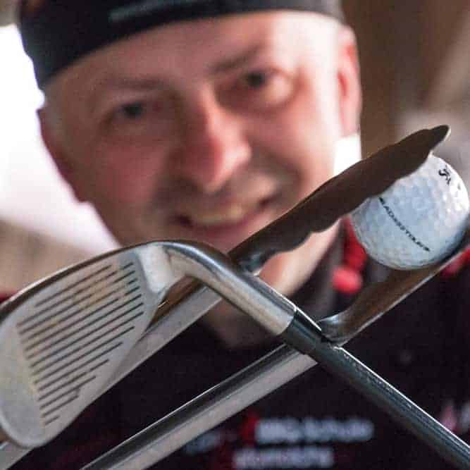 Adi Matzek mit Golfschläfer, Grillzange und Glofball