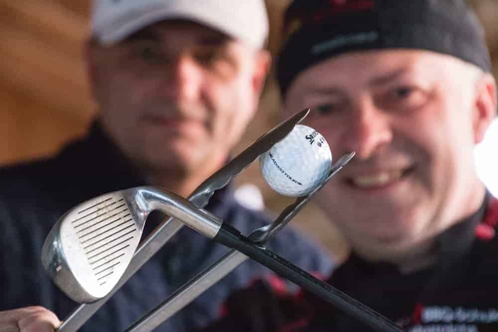Adi Matzek mit Golfschläfer, Grillzange und Glofball