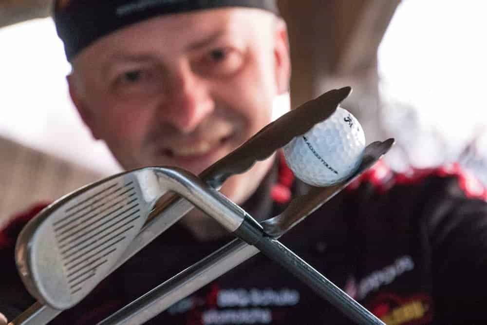 Adi Matzek mit Golfschläfer, Grillzange und Glofball