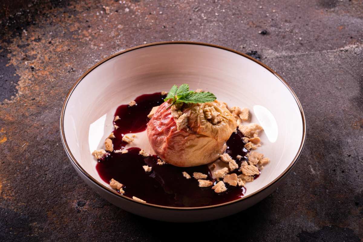 Grillapfel in einem tiefen Teller mit Soße