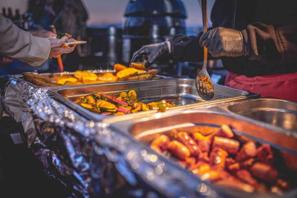Grillbuffet mit Gemüse, Kartoffeln Würstl