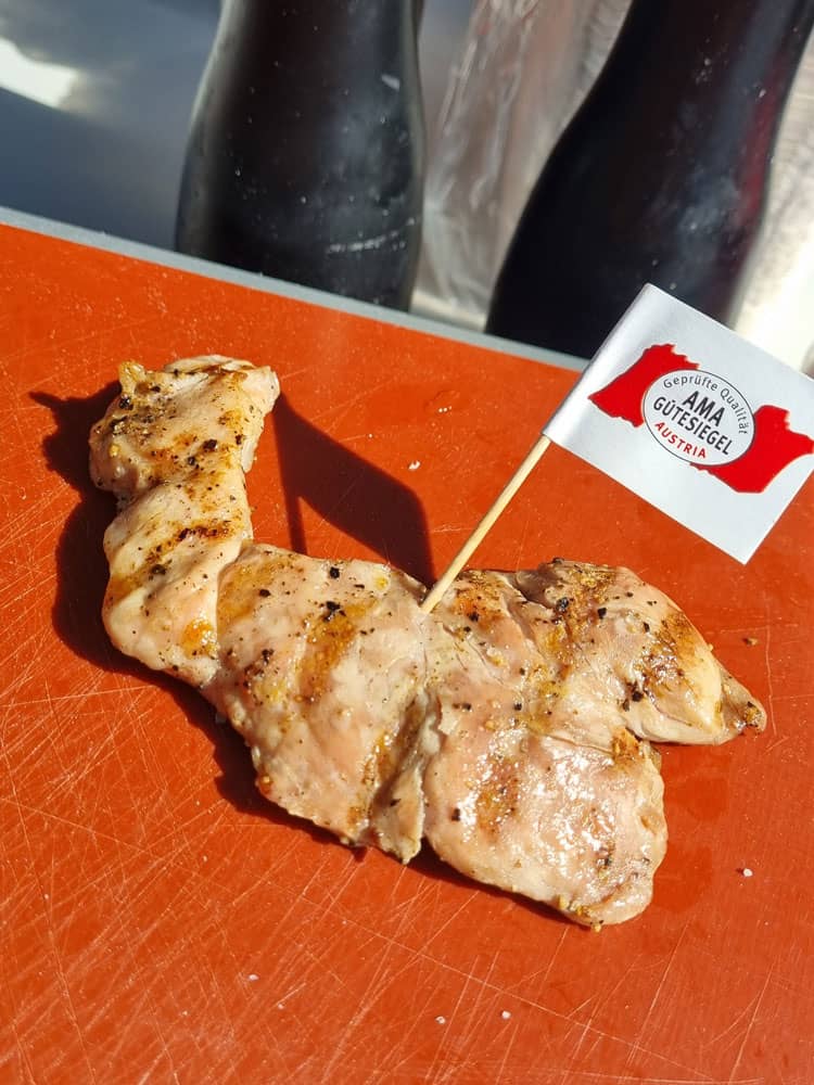 Hühnerfleisch in Form von Österreich mit AMA Gütesiegel Fahne