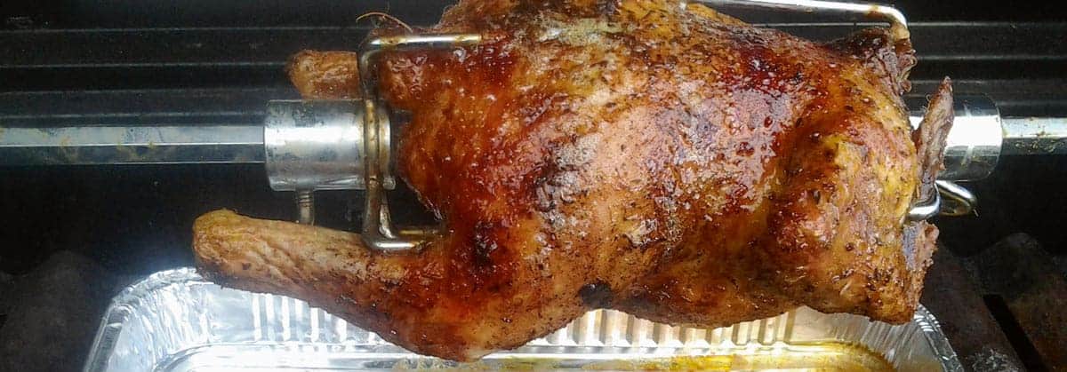 Grillhendel auf Spieß im Griller