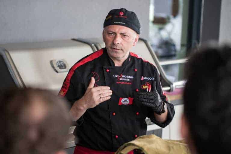 Adi Matzek bei Vortrag mit Teilnehmer