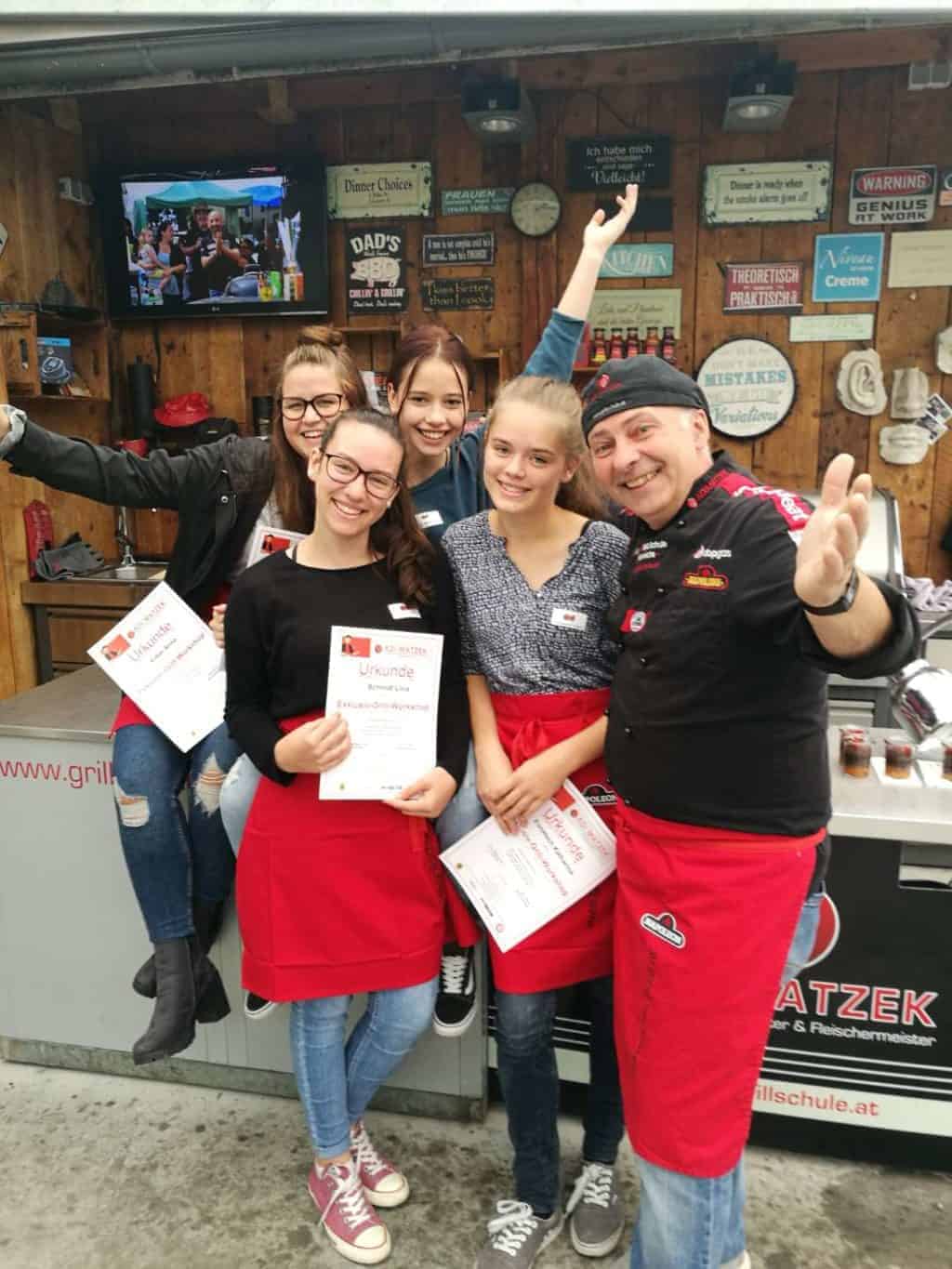 Adi Matzek mit HLW Schülerinnen und Urkunden