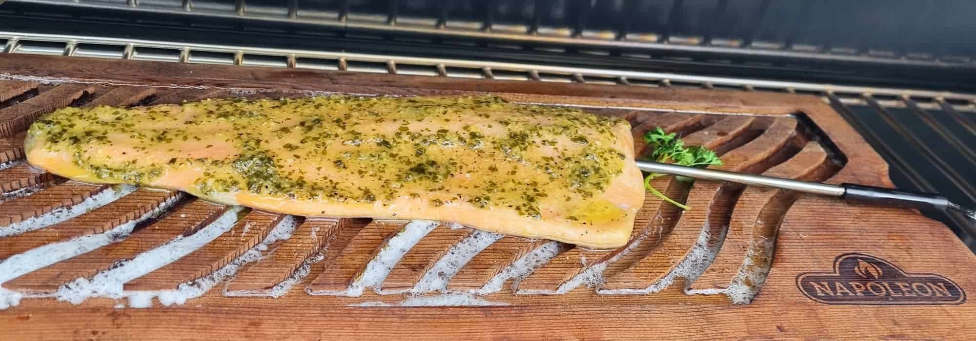 Lachsforelle auf Zedernholz am Grill