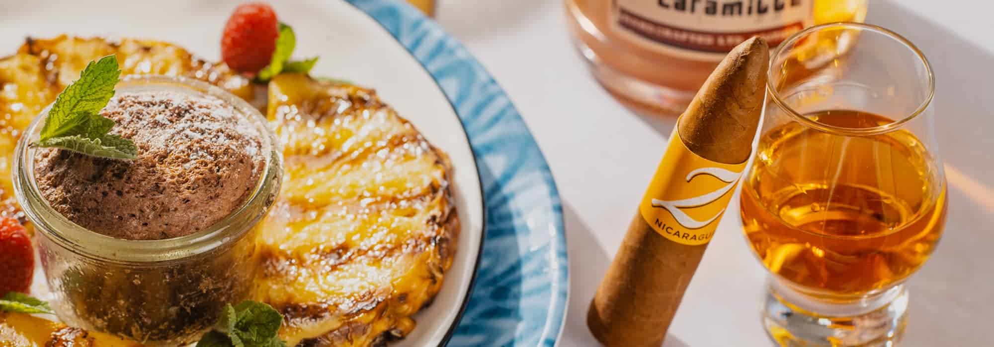 Nussküchlein mit Rum Ananas, Glas rum und Zigarre