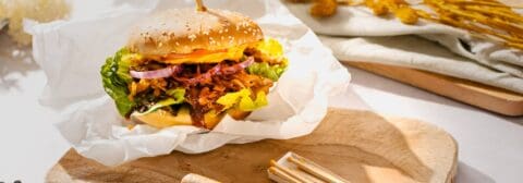 Pulled jackfruit Burger auf Holzbrett