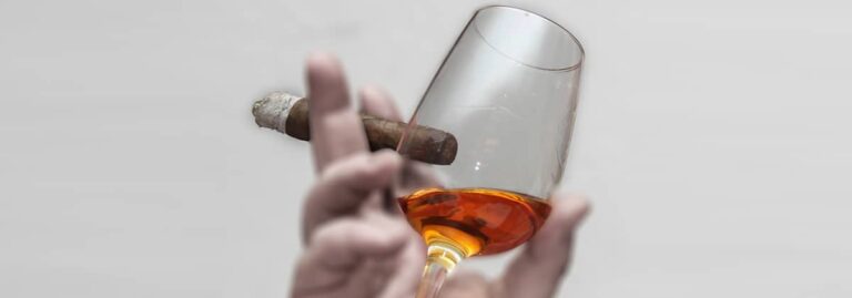 Rumglas mit Zigarre