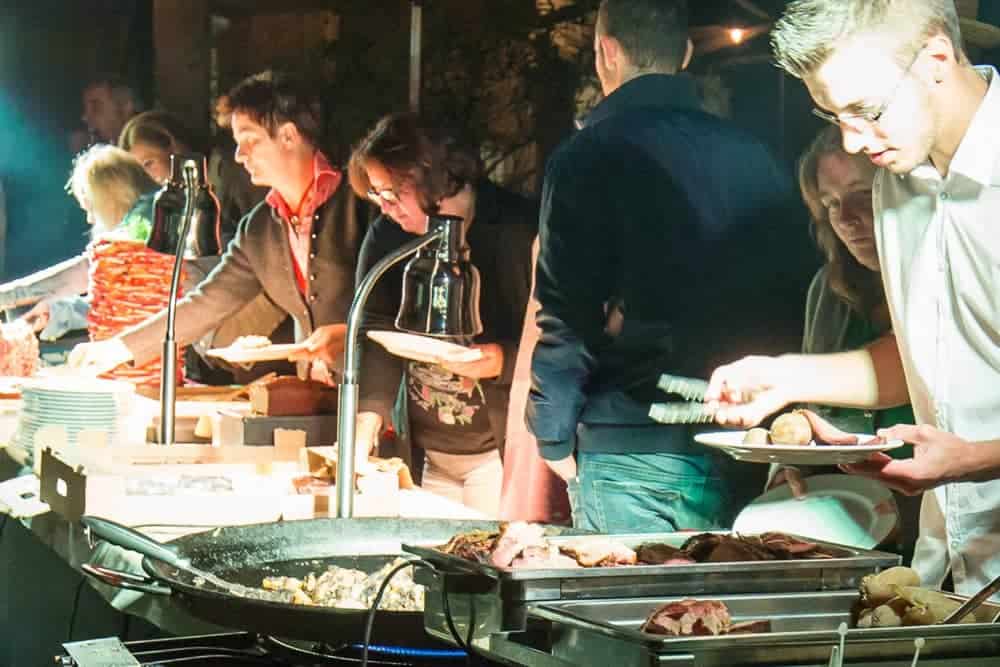 BBQ Buffet mit Teilnehmern