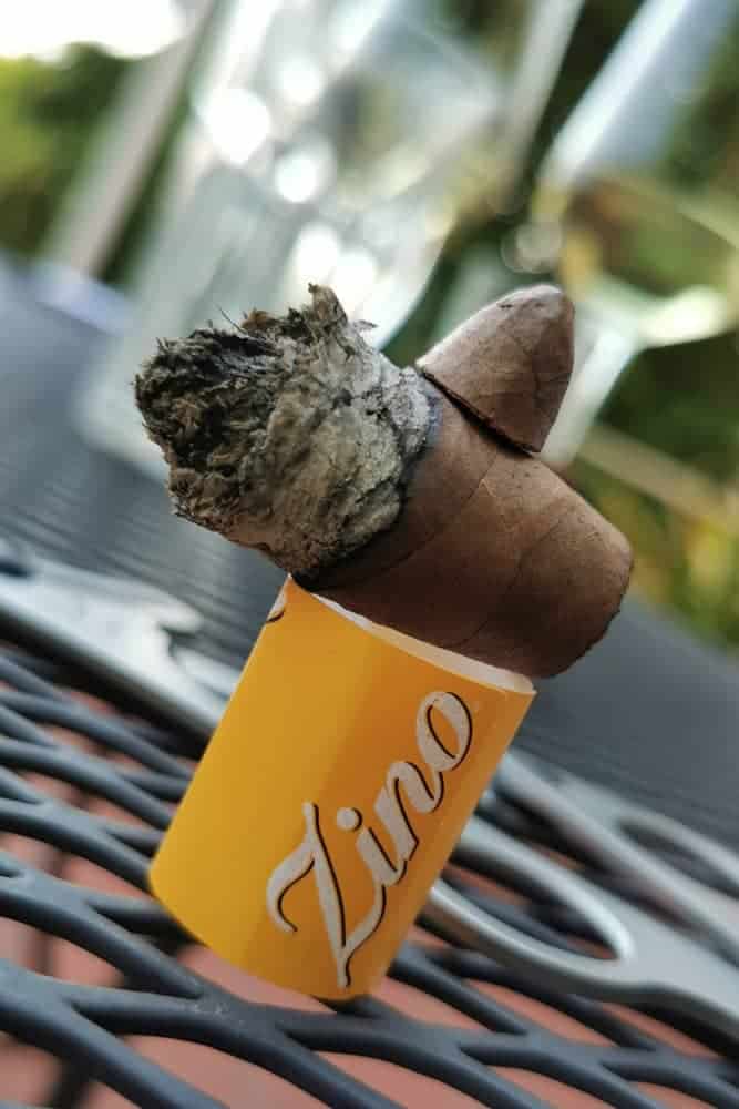 Rum-Karibik-BBQ-Zino abgebrannte Zigarre auf Zino Banderole