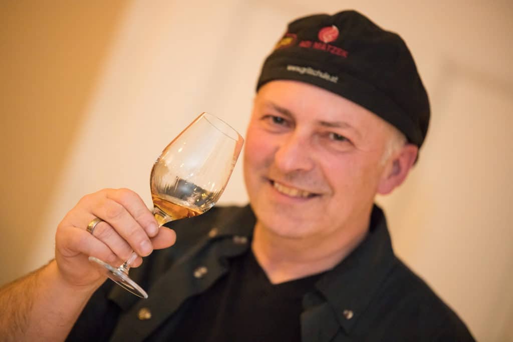 Grillschule Adi Matzek mit Glas Rum bei Rum Tasting