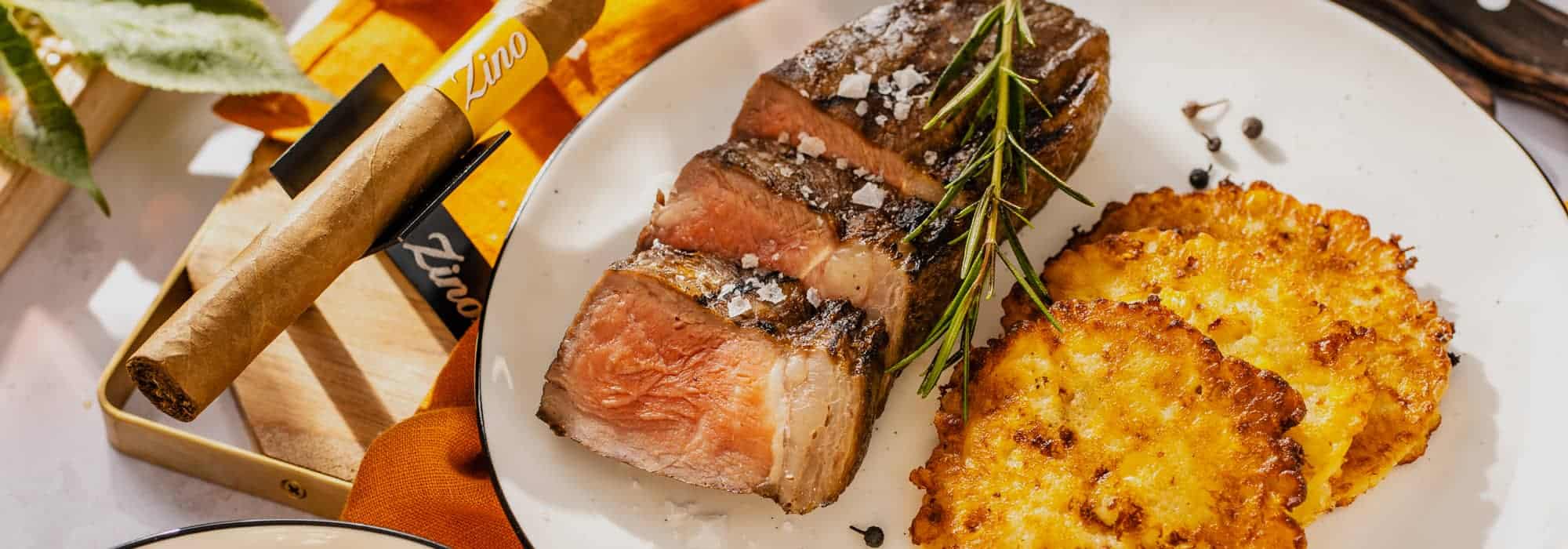 Rumpsteak mit Kartoffelpuffer und Zigarette