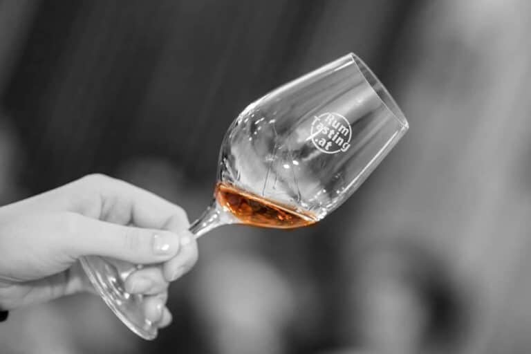 Glas mit Rum