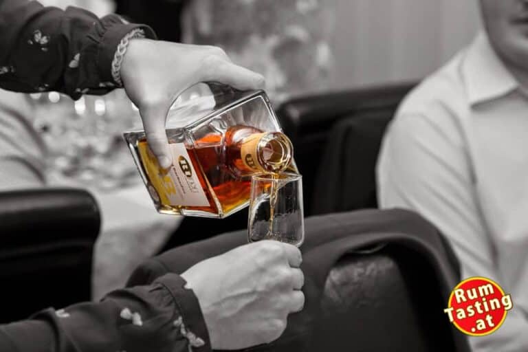 Rum wird in ein Glas eingeschenkt