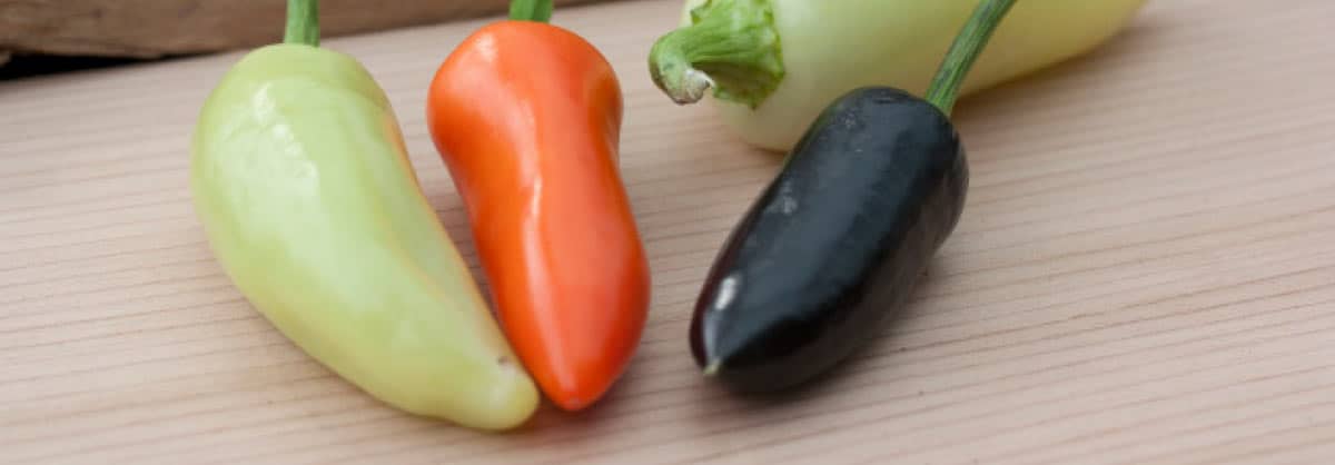 Spitzpaprika auf Holzbrett