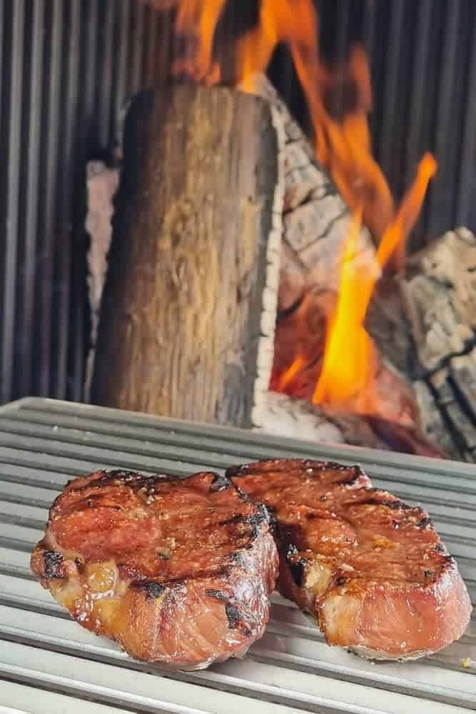 Wagyu Beiried gegrillt vor Feuer