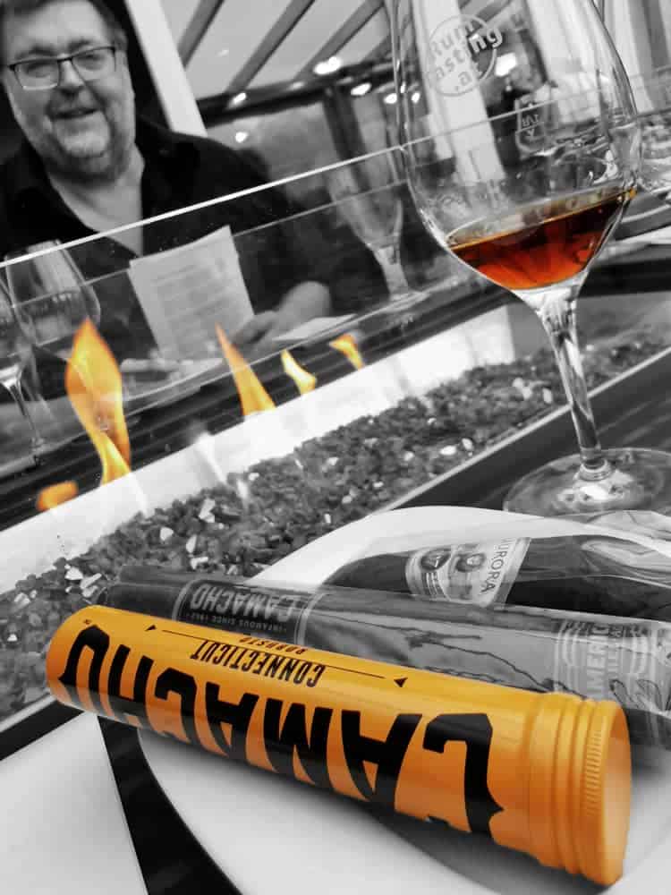 Zigarren-Tasting-Jamacha Zigarre und Rum im Glas vor Feuer
