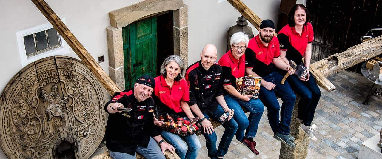 Adi Matzek mit Team im neuen Grillseminarzentrum