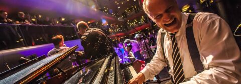 Richie Loidl lächelnd am Klavier